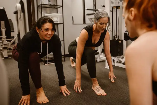 Group of women in a gym, symbolizing balanced cortisol levels and healthy lifestyle during menopause.